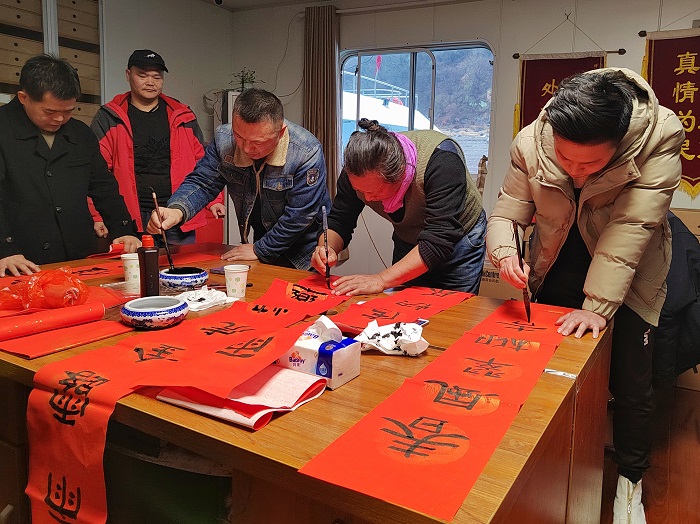 群賢畢至賀新春，揮毫潑墨送祝福